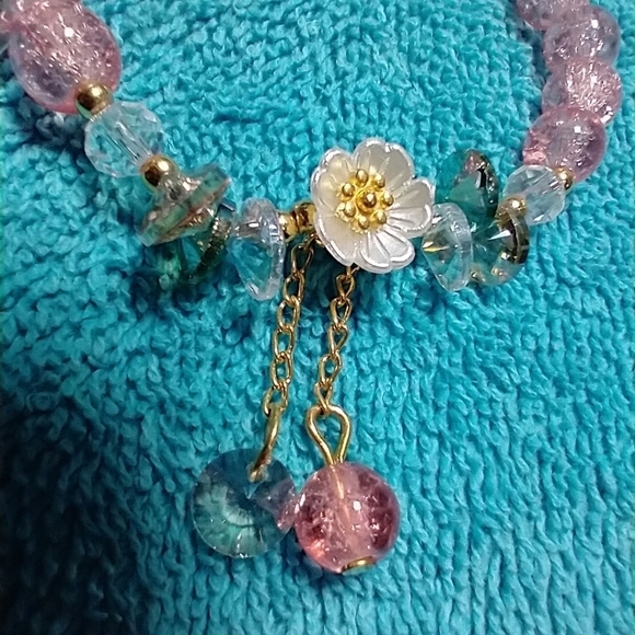 Pink green clear cracked glass beads flower floral stretch bracelet - Picture 3 of 4